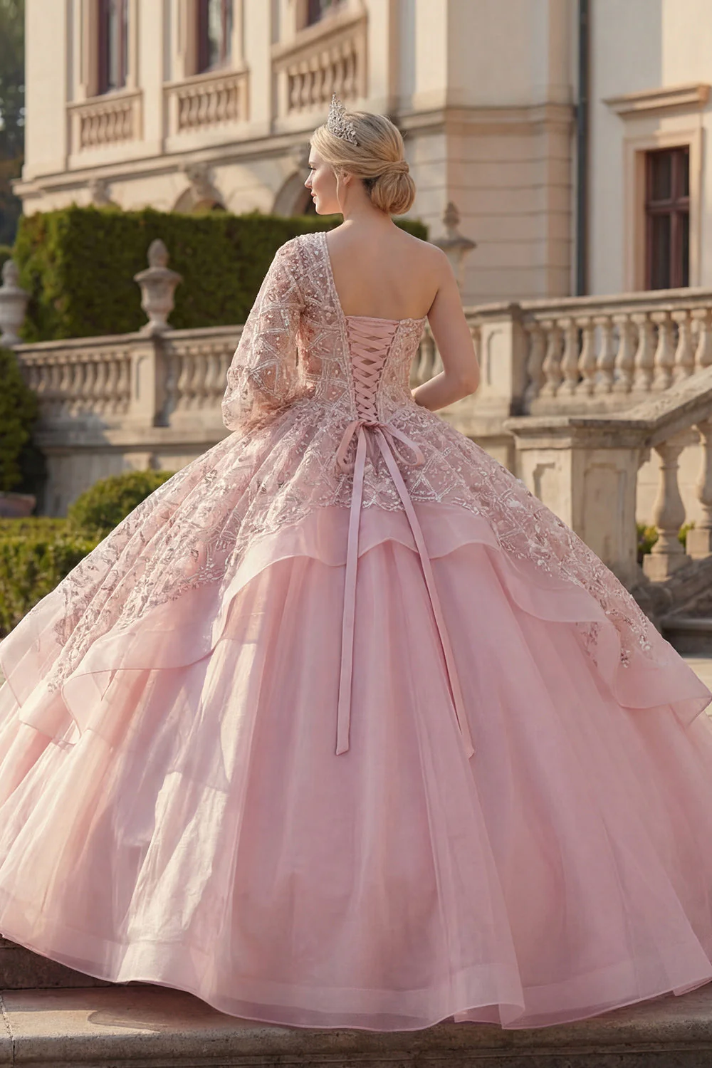 Balowa suknia różowa, z koralikami na jednym ramieniu i falbanami z finałkami Quinceanera - Image 2