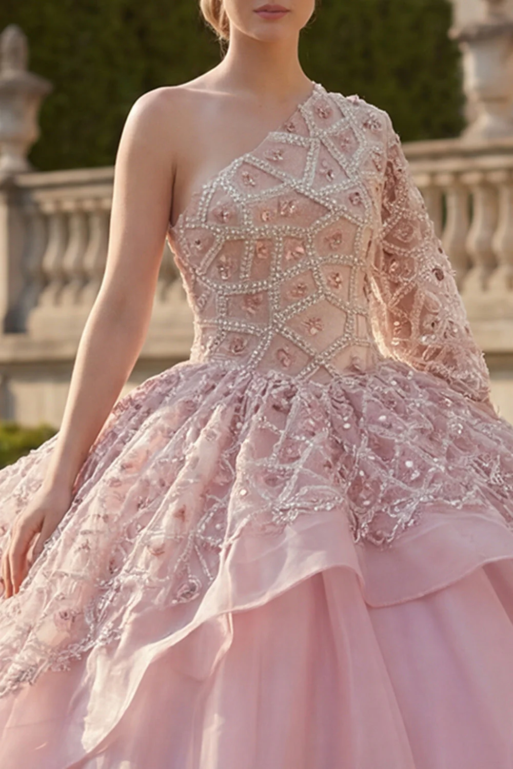 Balowa suknia różowa, z koralikami na jednym ramieniu i falbanami z finałkami Quinceanera - Image 4