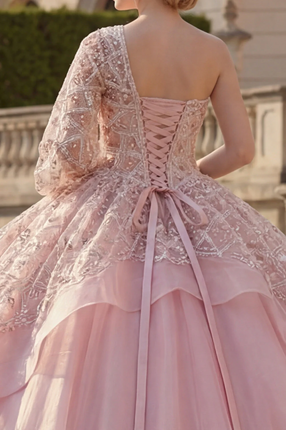 Balowa suknia różowa, z koralikami na jednym ramieniu i falbanami z finałkami Quinceanera - Image 5