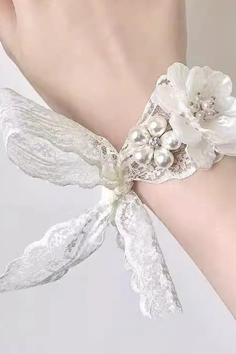 Biała ceramiczna stanik na nadgarstek w kwiaty z koronkową wstążką - Image 2