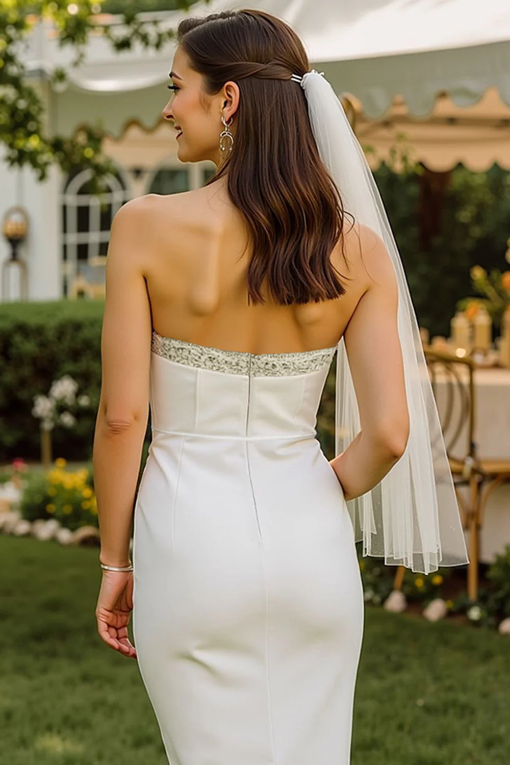 Biała koronkowa suknia ślubna midi bodycon bez ramiączek z zamkiem na plecach - Image 4