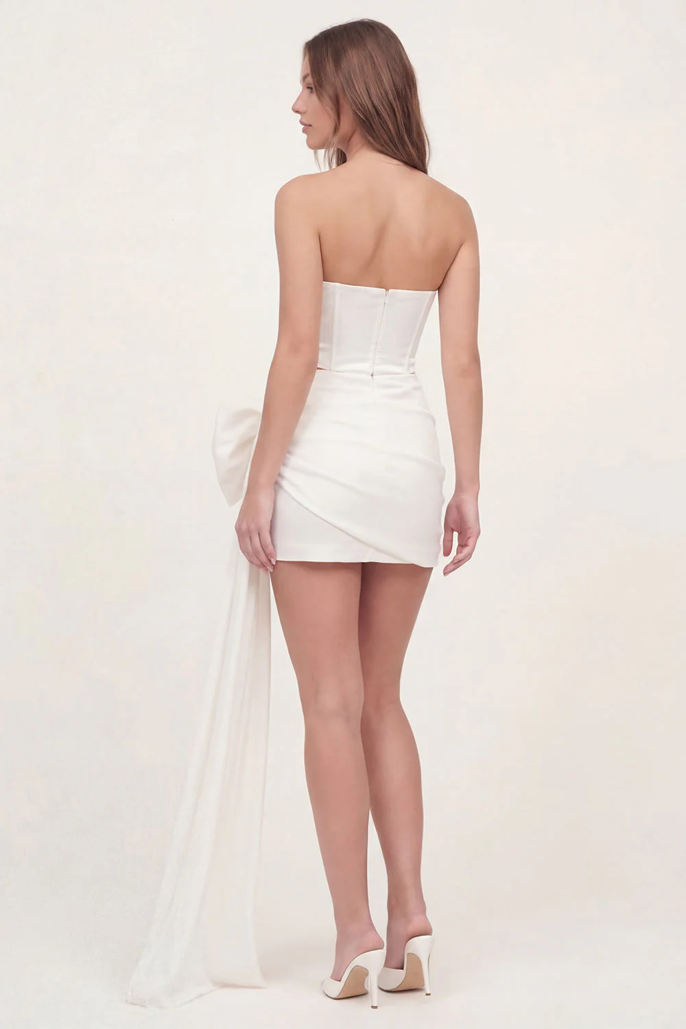 Biała mini sukienka bez ramiączek z bodycon gorsetem i kokardą - Image 2