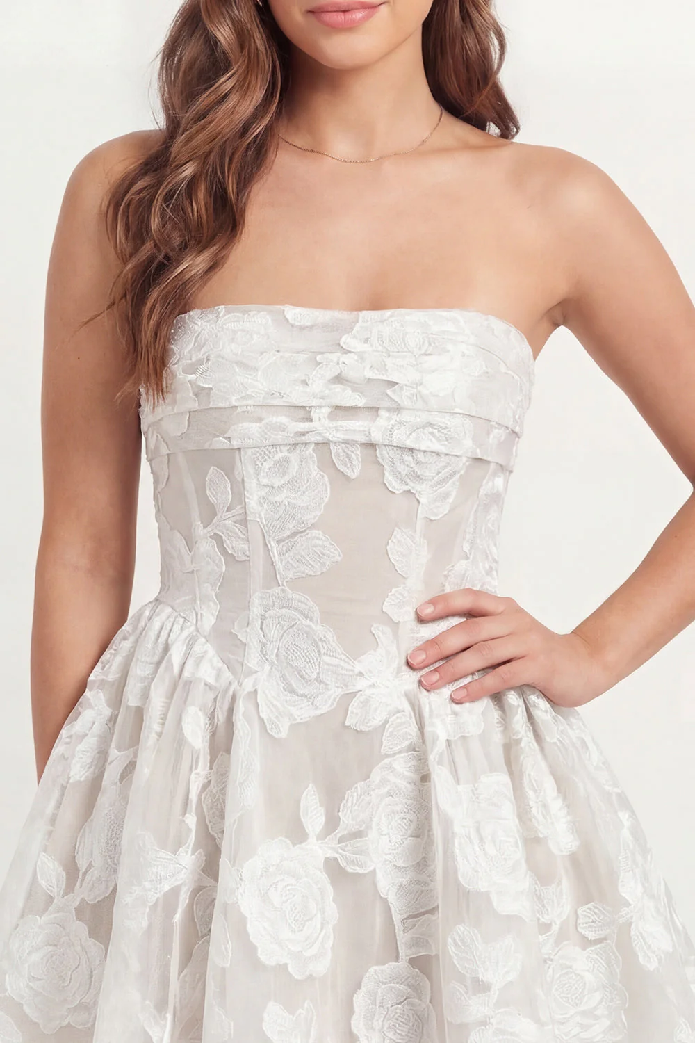 Biała sukienka bez ramiączek z aplikacjami na gorset A Line Mini Dress - Image 5