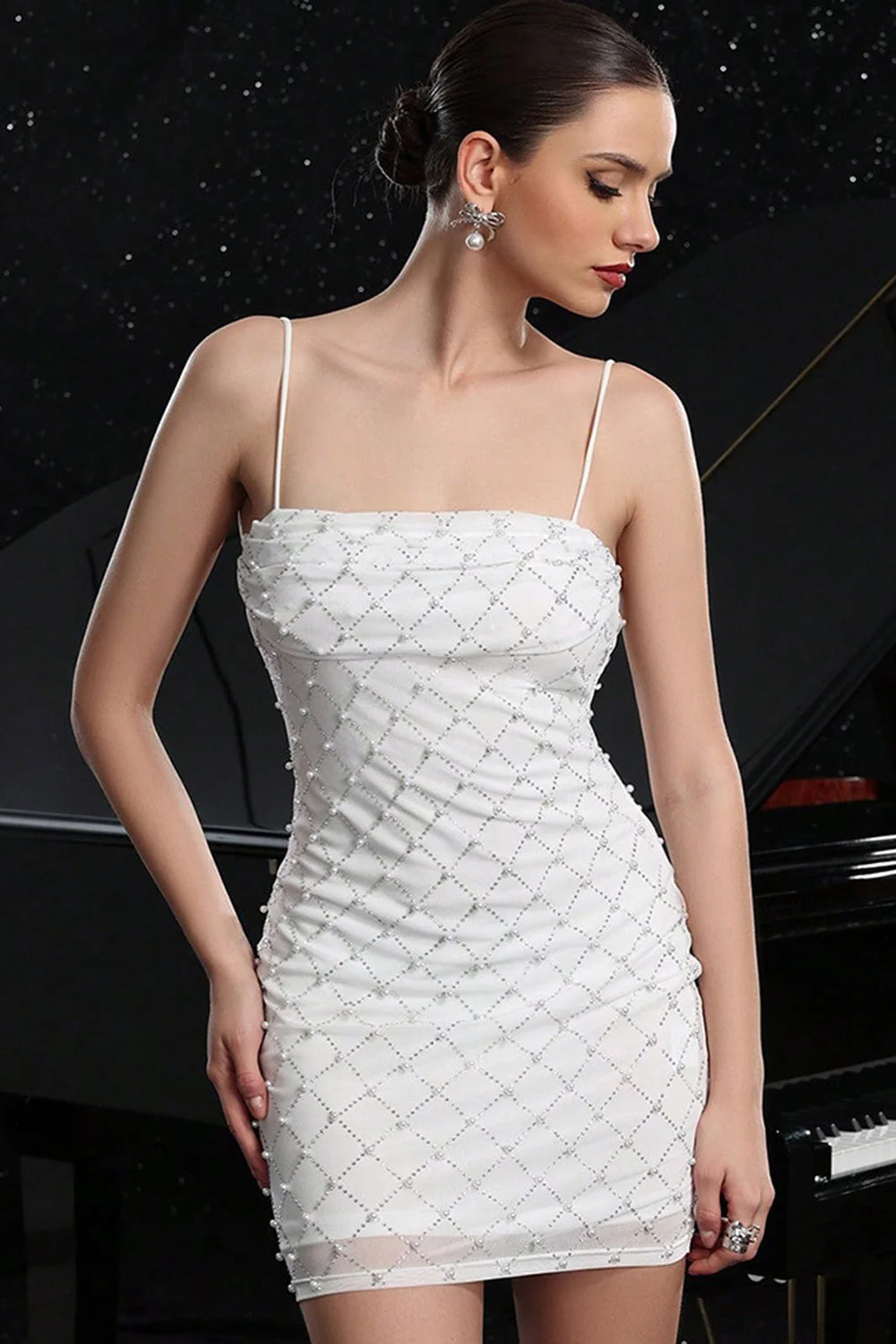 Biała sukienka koktajlowa na ramiączkach spaghetti bodycon z perłami - Image 5