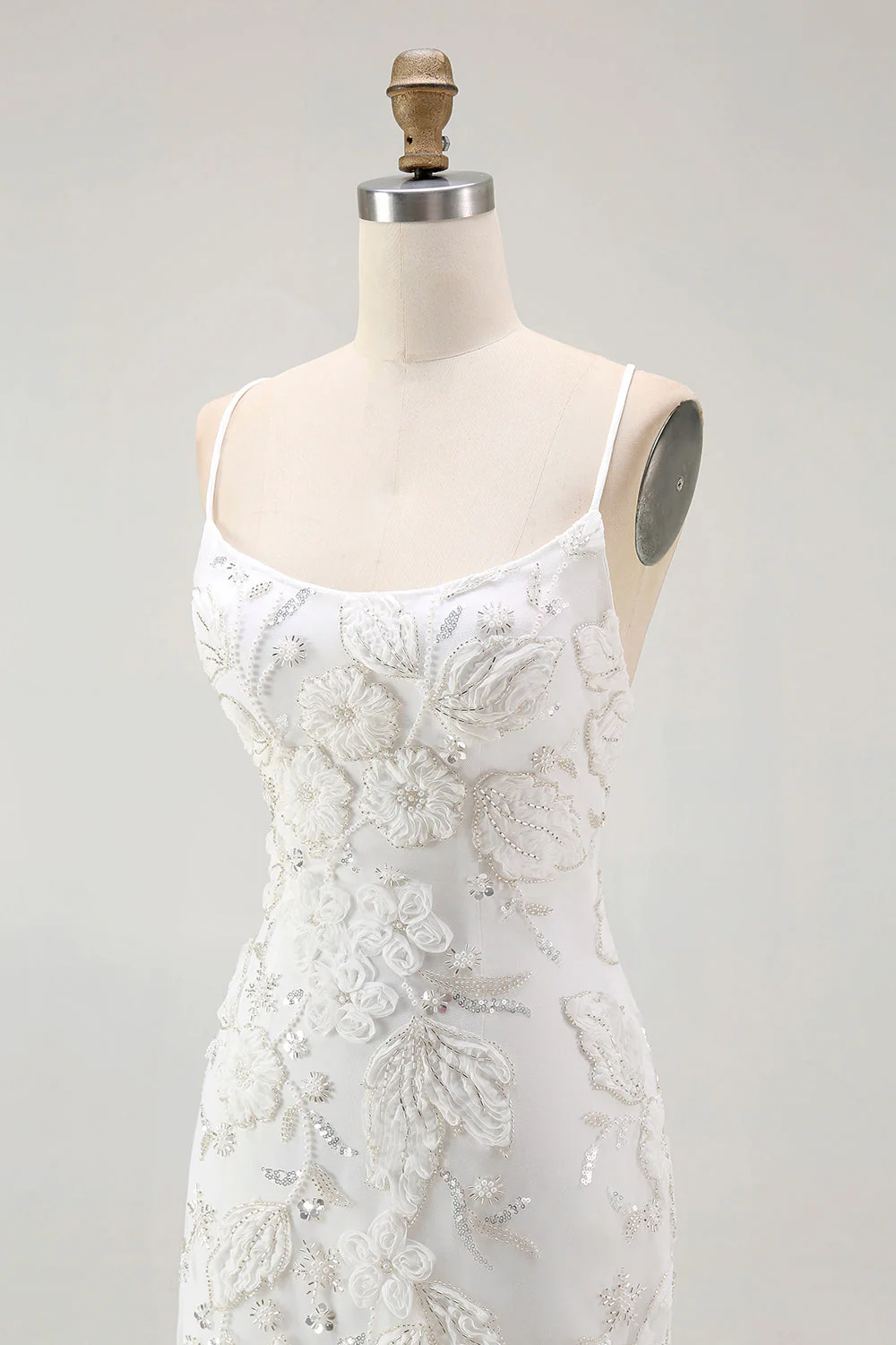 Biała sukienka na cienkie ramiączka bodycon z aplikacją na powrót do domu z rozcięciem - Image 6