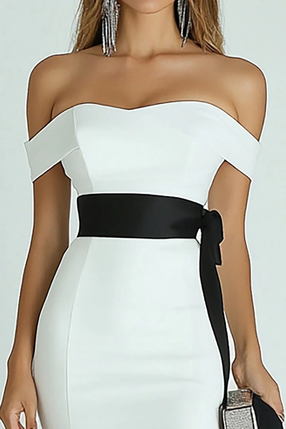 Biało-satynowa asymetryczna sukienka bodycon - Image 2