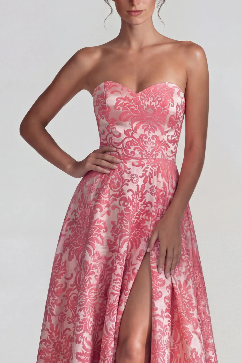 Blush Jacquard bez ramiączek – długa formalna sukienka z rozcięciem - Image 3