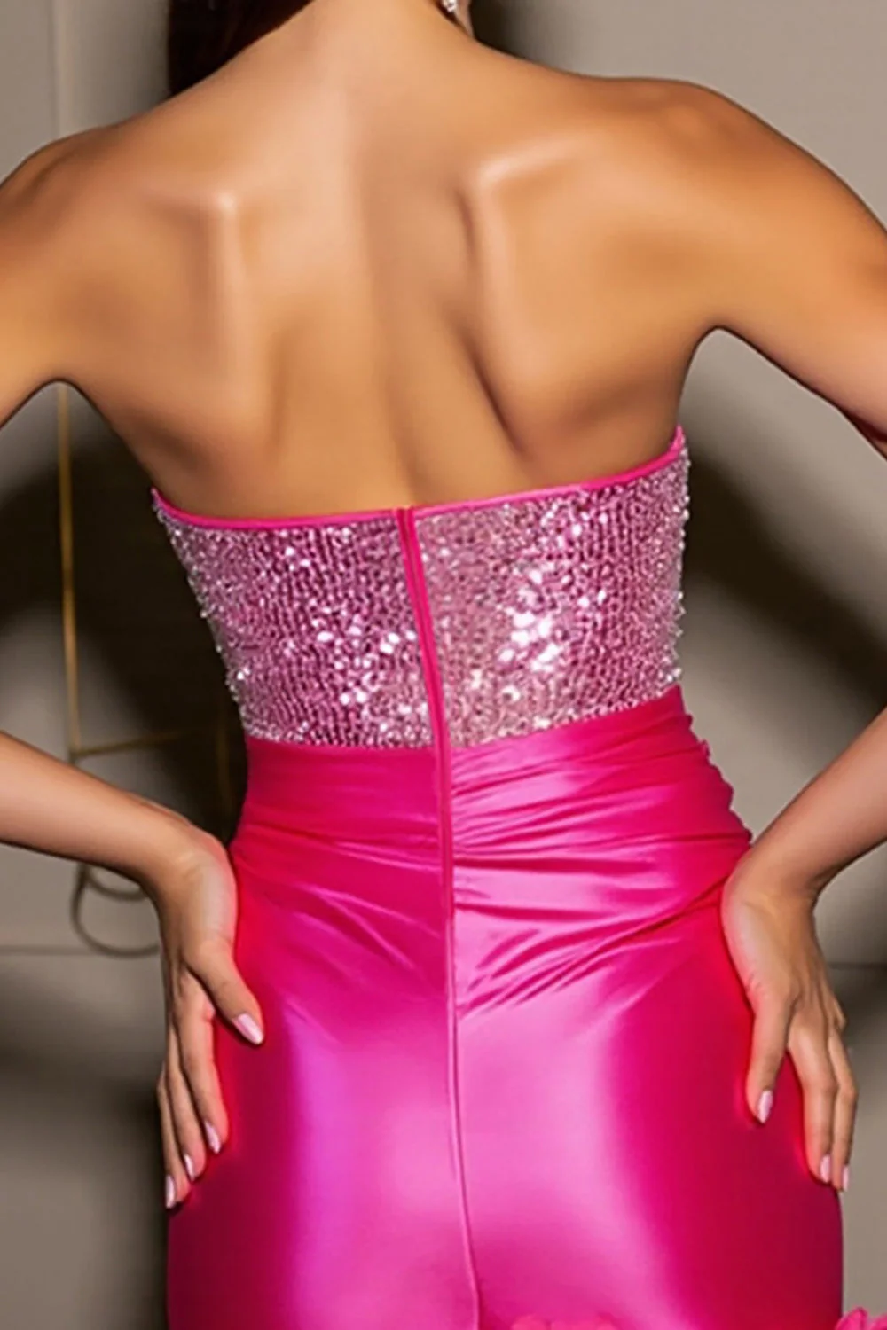 Błyszcząca fuksja bez ramiączek Satynowa sukienka Bodycon Homecoming z kwiatami 3D - Image 4
