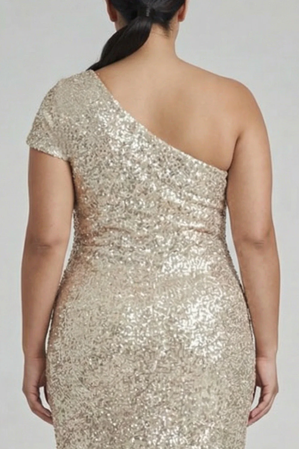 Błyszcząca szampanska sukienka z jednym ramieniem plus size i pochwą z cekinami - Image 4