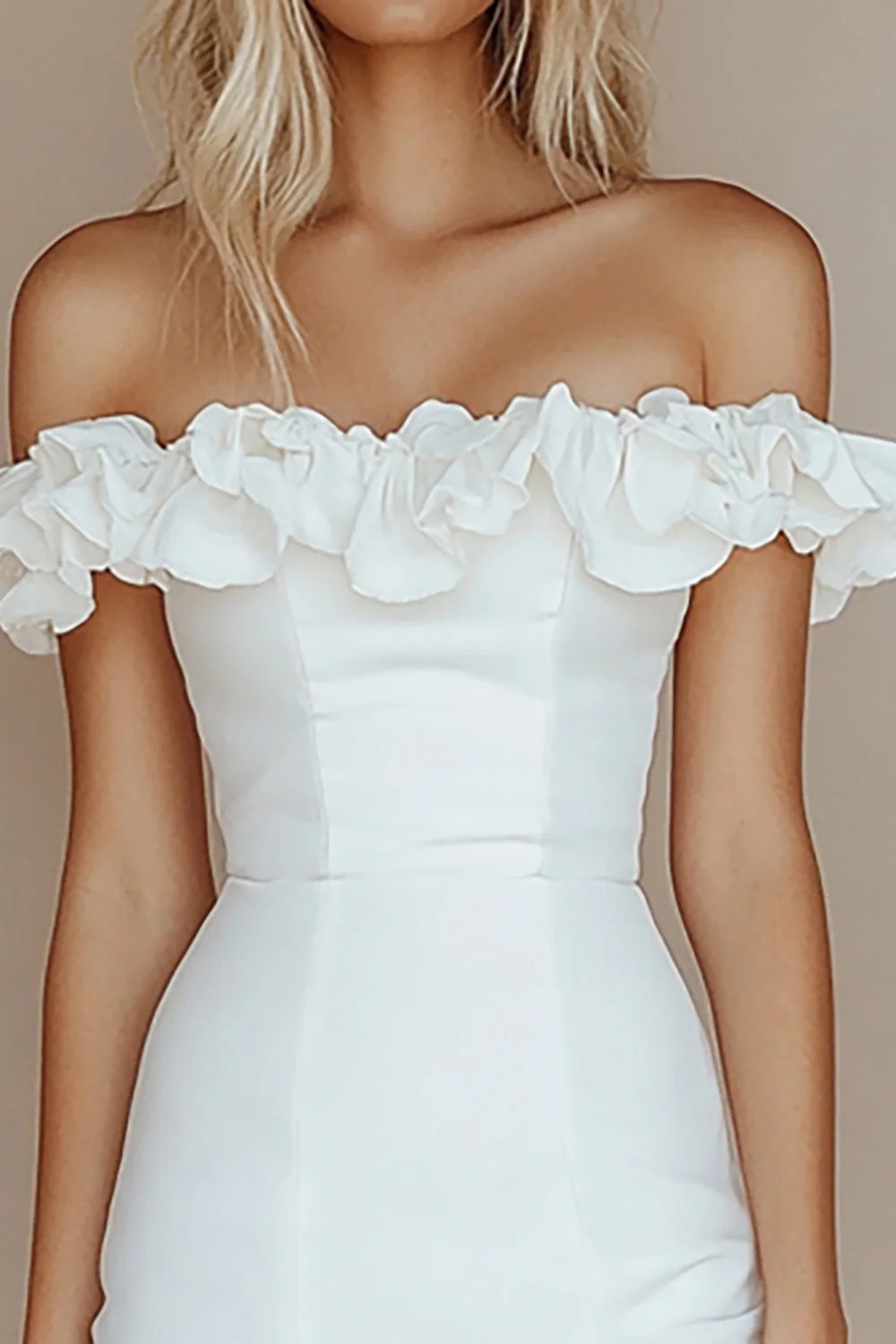 Bodycon Biała satynowa krótka sukienka z odkrytymi ramionami - Image 2