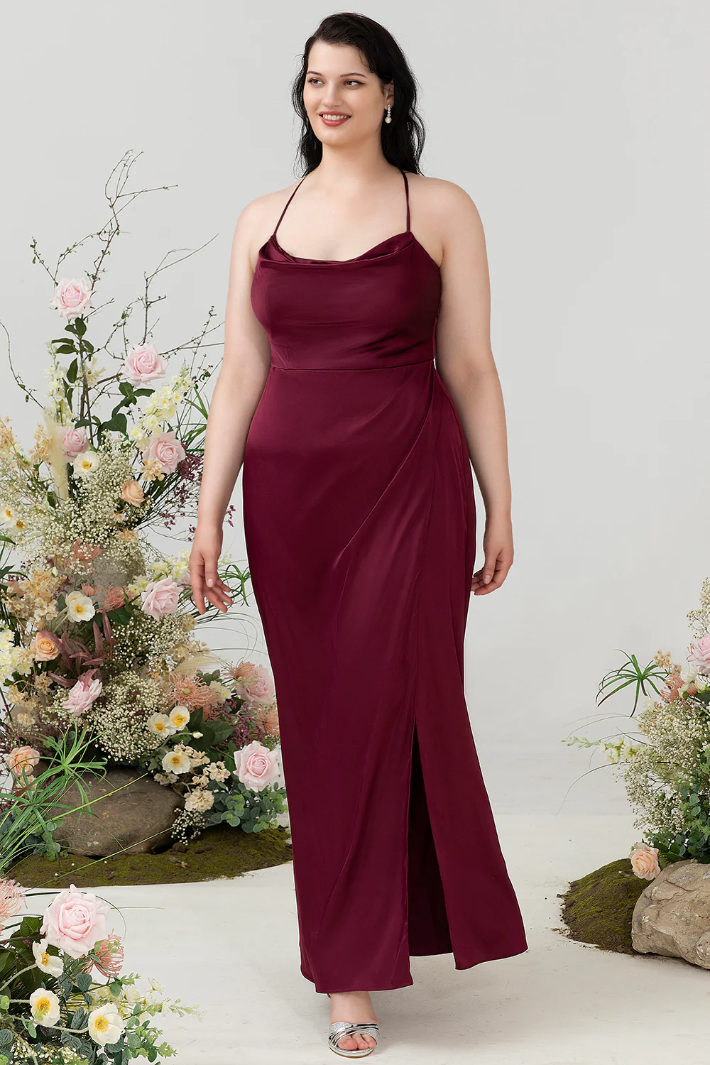 Bordowa Satynowa Plus Size Sukienka Dla Druhen Z Rozcięciem - Image 3
