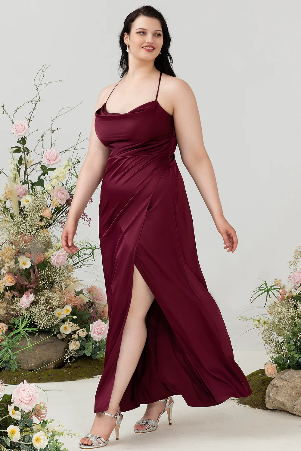 Bordowa Satynowa Plus Size Sukienka Dla Druhen Z Rozcięciem - Image 4