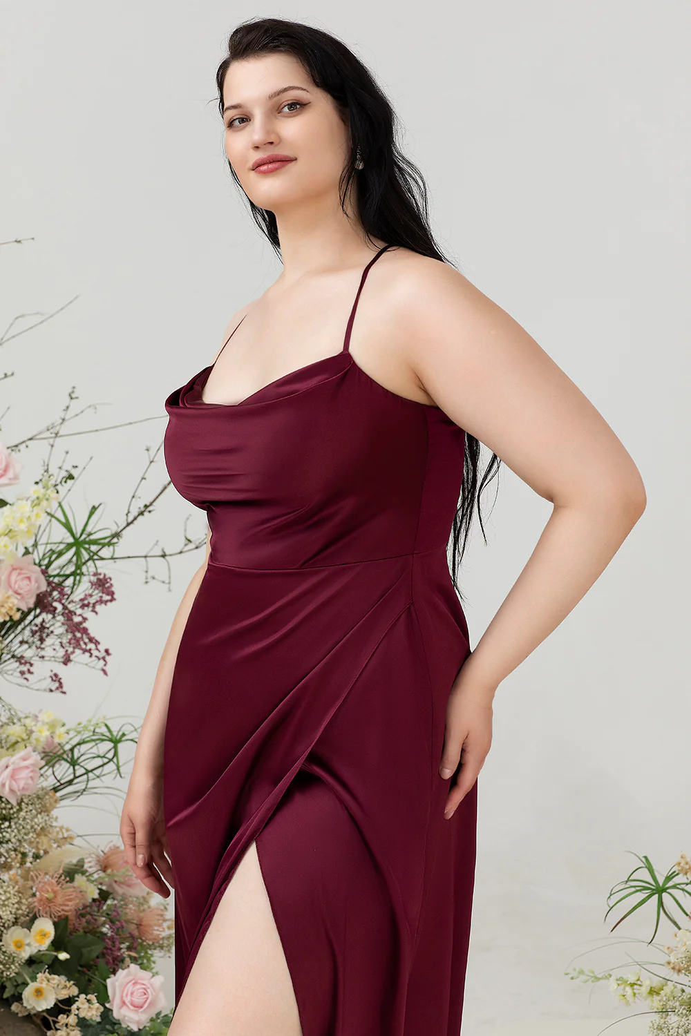 Bordowa Satynowa Plus Size Sukienka Dla Druhen Z Rozcięciem - Image 6