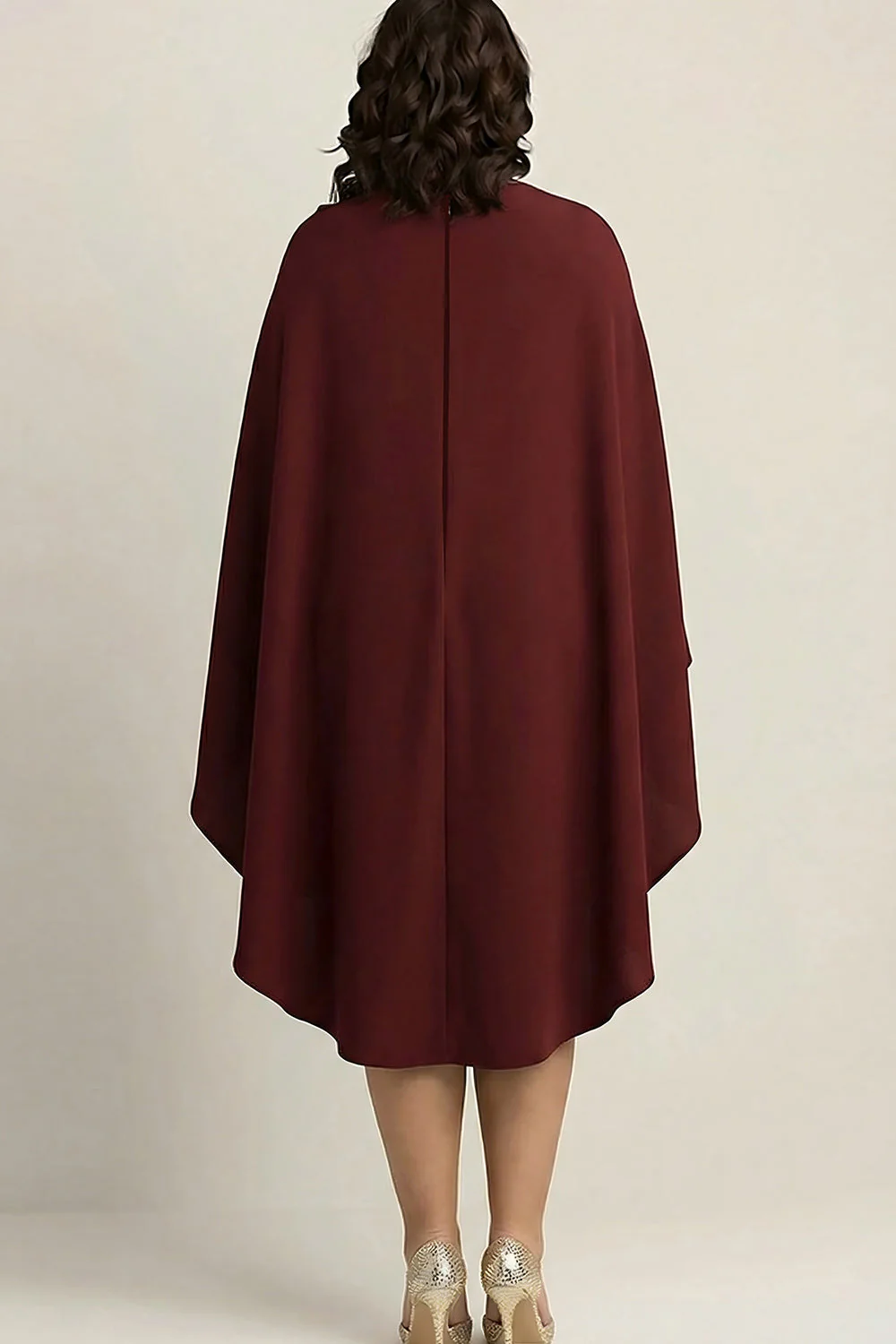 Bordowa sukienka formalna w rozmiarze plus size, z wysokim dekoltem i peleryną - Image 2