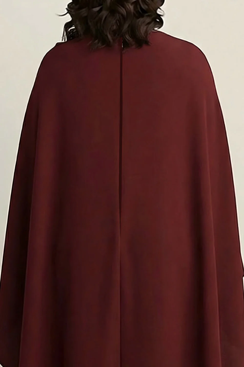 Bordowa sukienka formalna w rozmiarze plus size, z wysokim dekoltem i peleryną - Image 4