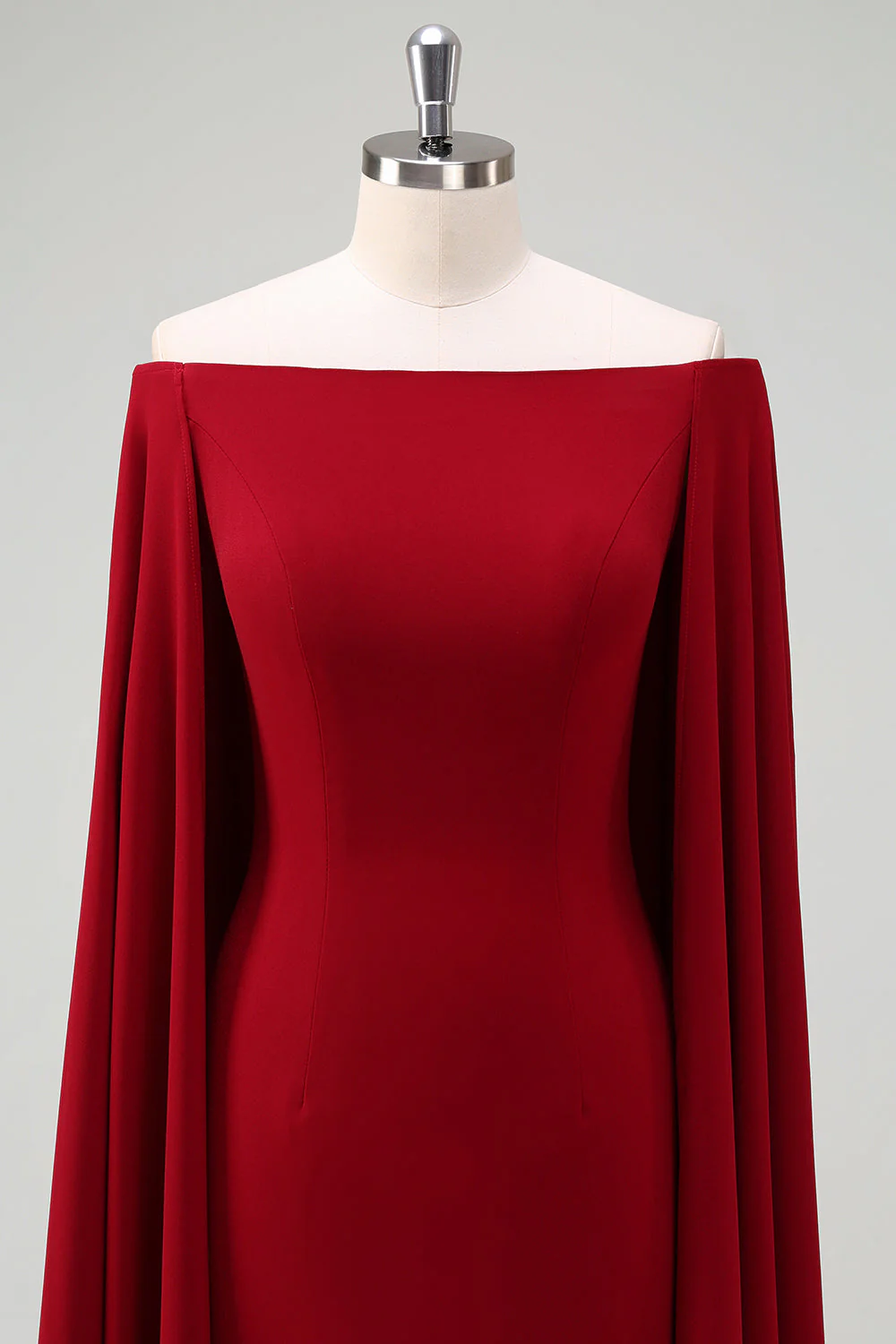Bordowa sukienka koktajlowa bodycon z odkrytymi ramionami i rękawami w pelerynie - Image 4