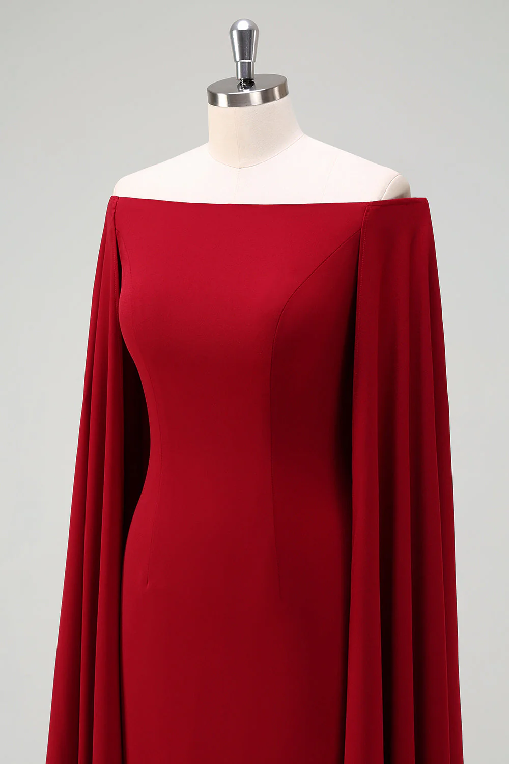 Bordowa sukienka koktajlowa bodycon z odkrytymi ramionami i rękawami w pelerynie - Image 6
