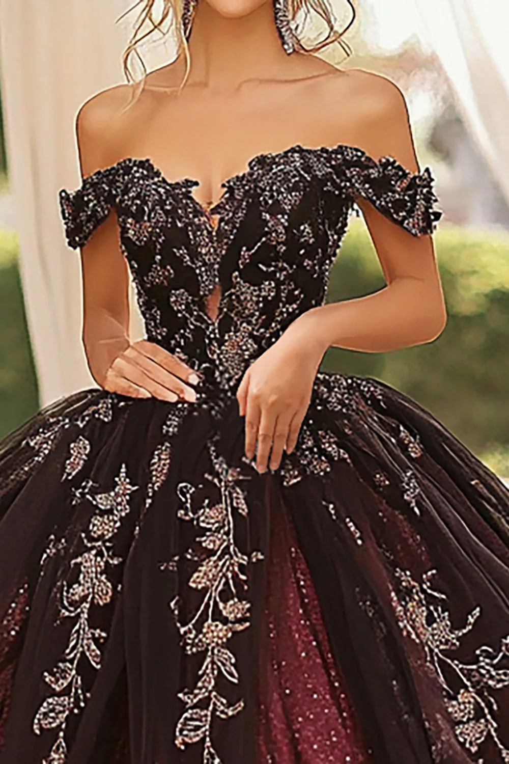 Bordowa tiulowa suknia balowa z odkrytymi ramiączkami sukienka quinceanera bez ramiączek - Image 2