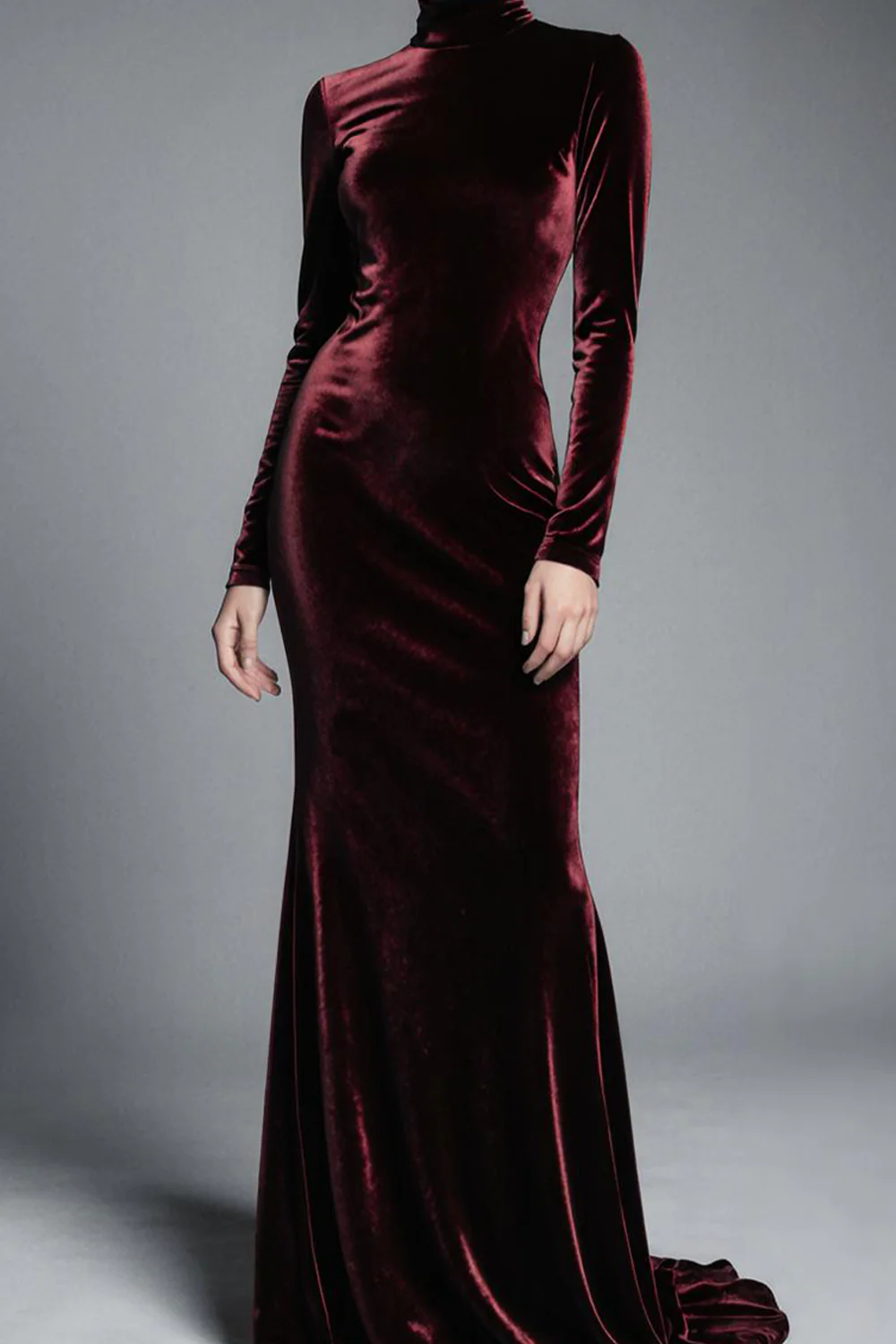 Cabernet Velvet z wysokim kołnierzem i pociągiem z rękawami - Image 3