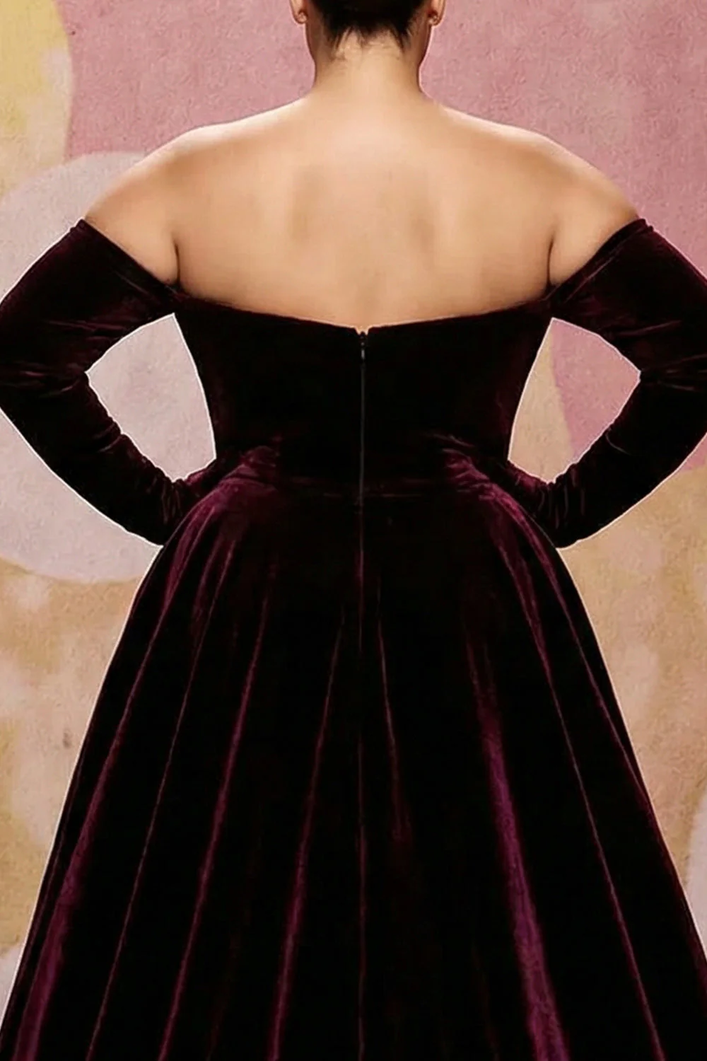 Ciemnoczerwona, aksamitna sukienka maxi w rozmiarze plus size z ciemnoczerwonym A-linią i szerokimi rękawami - Image 5