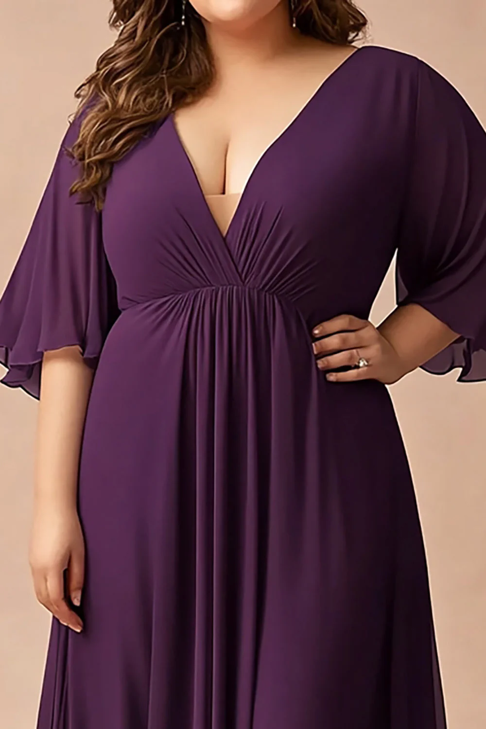Ciemnofioletowa sukienka z dekoltem w szpic plus size dla matki panny młodej z trzepoczącymi rękawami - Image 2