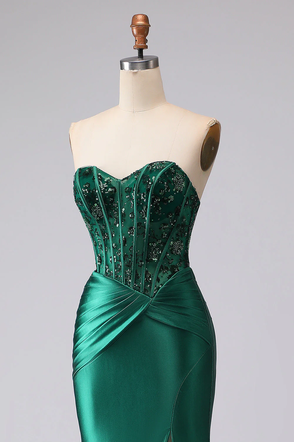 Ciemnozielona sukienka na bal bez ramiączek z marszczkami i cekinami z rozcięciem - Image 8
