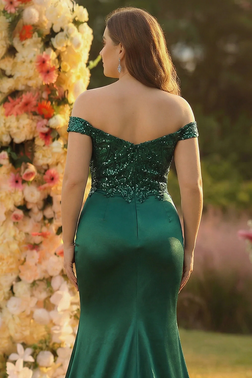 Ciemnozielona syrena z odkrytymi ramionami, długa satynowa sukienka na bal plus size z rozcięciem - Image 4