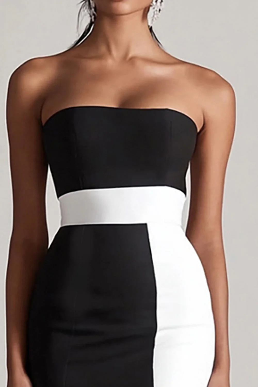 Czarno-biała satynowa krótka sukienka bodycon bez ramiączek - Image 2