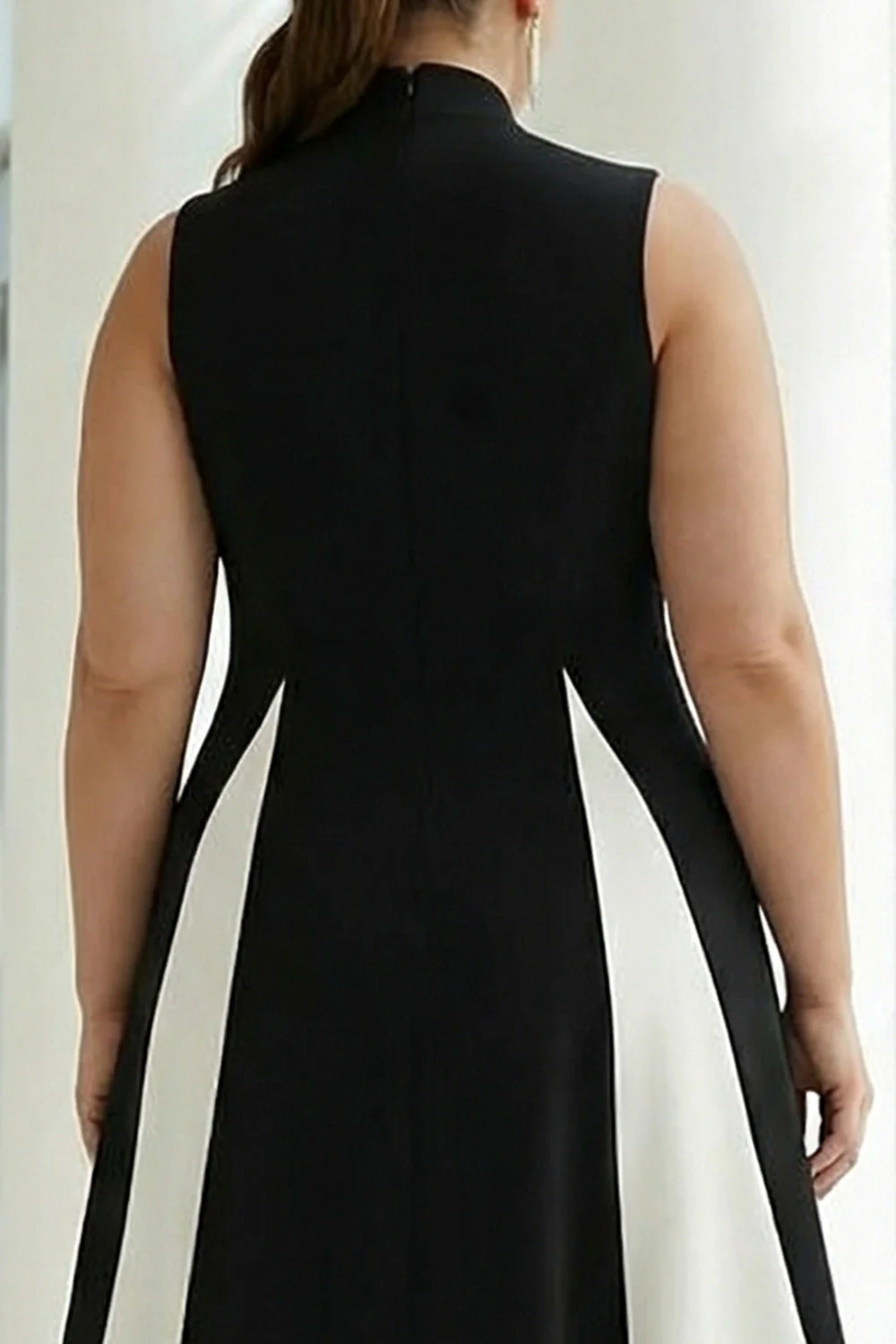 Czarno-biała sukienka formalna w rozmiarze plus size z wysokim kołnierzem, długim kołnierzem, z kieszeniami - Image 4