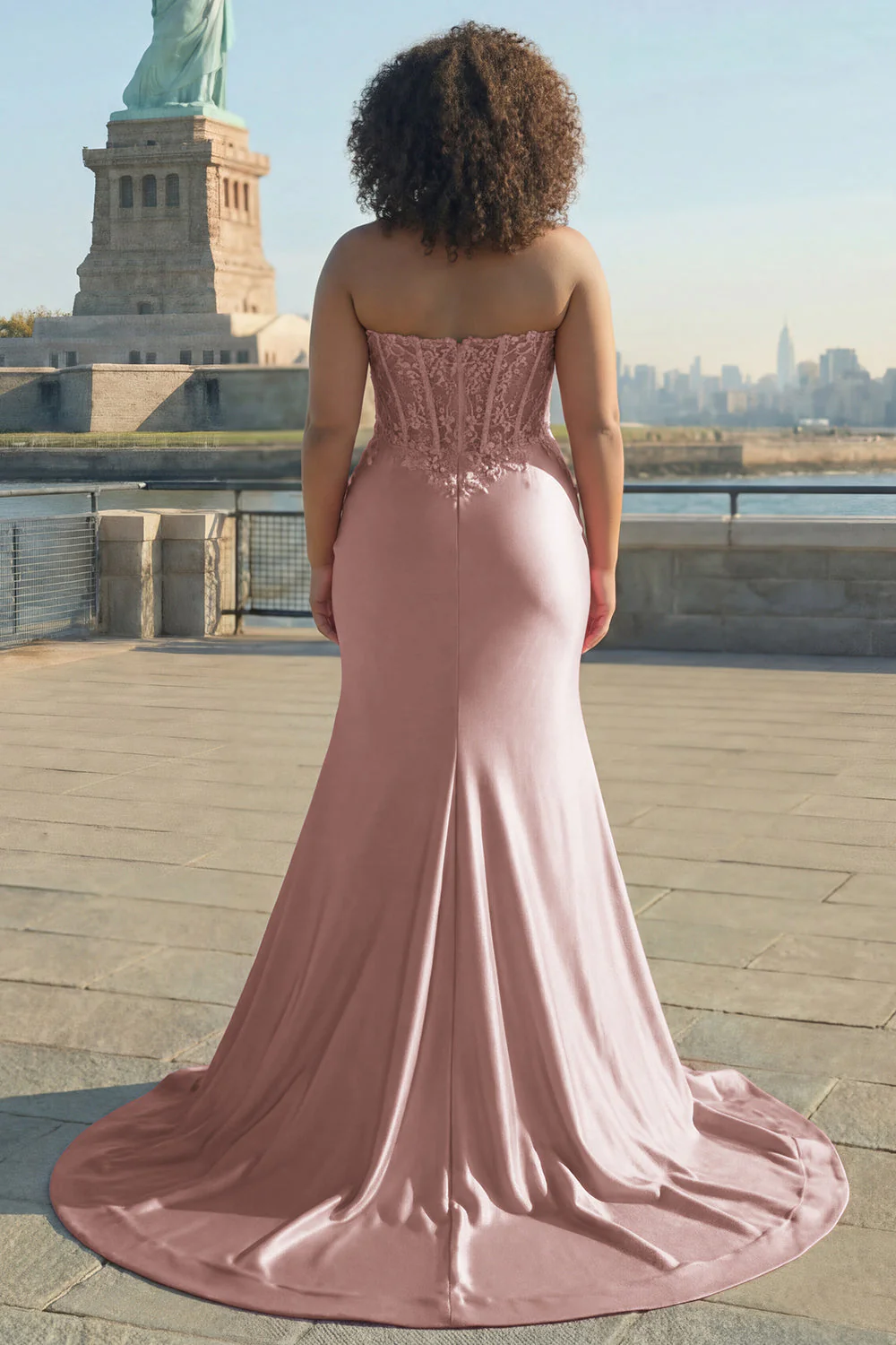 Długa sukienka na bal plus size z rozcięciem i korsetem w kształcie rumienieńców w kształcie aplikacji w kształcie serce. - Image 2