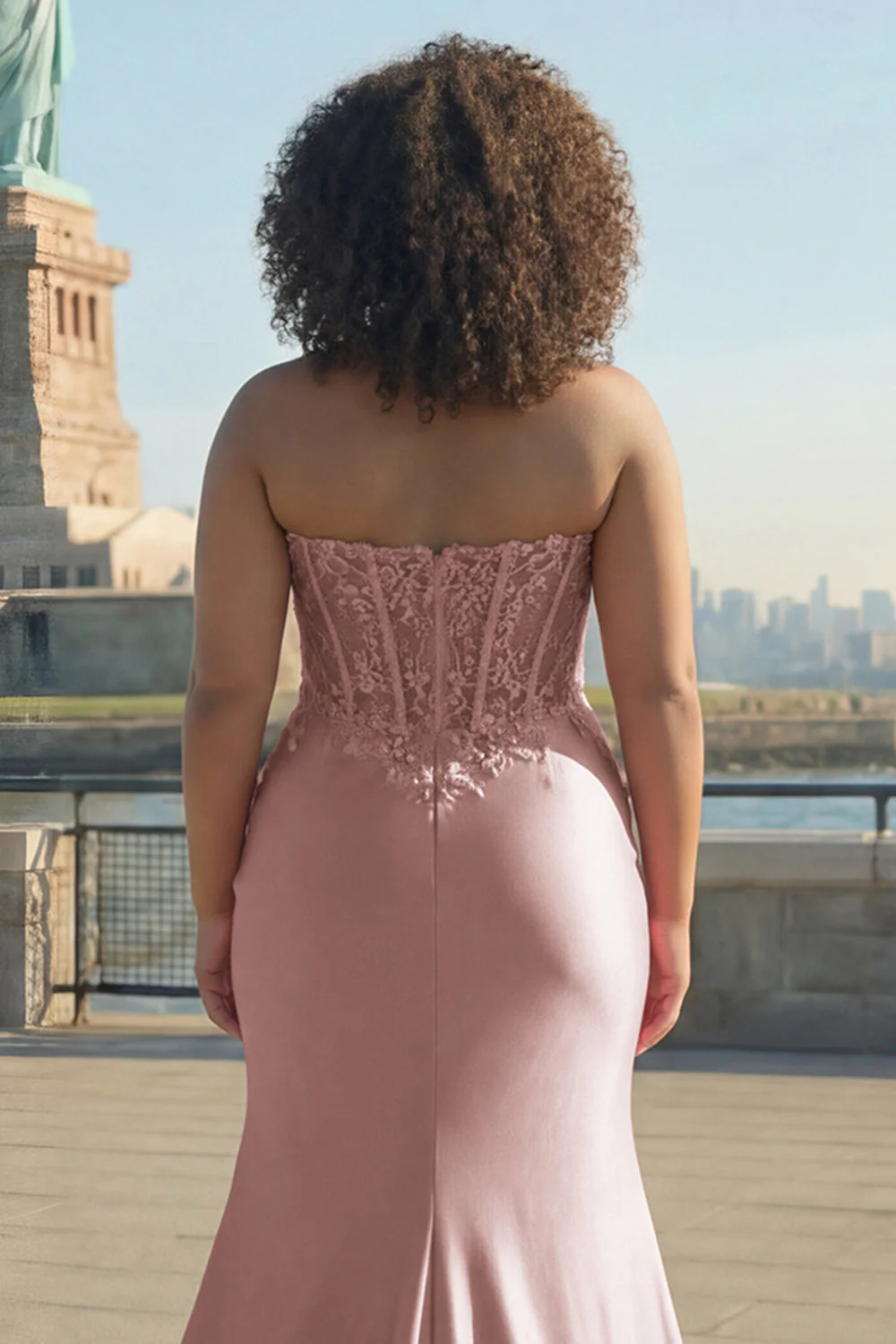 Długa sukienka na bal plus size z rozcięciem i korsetem w kształcie rumienieńców w kształcie aplikacji w kształcie serce. - Image 4