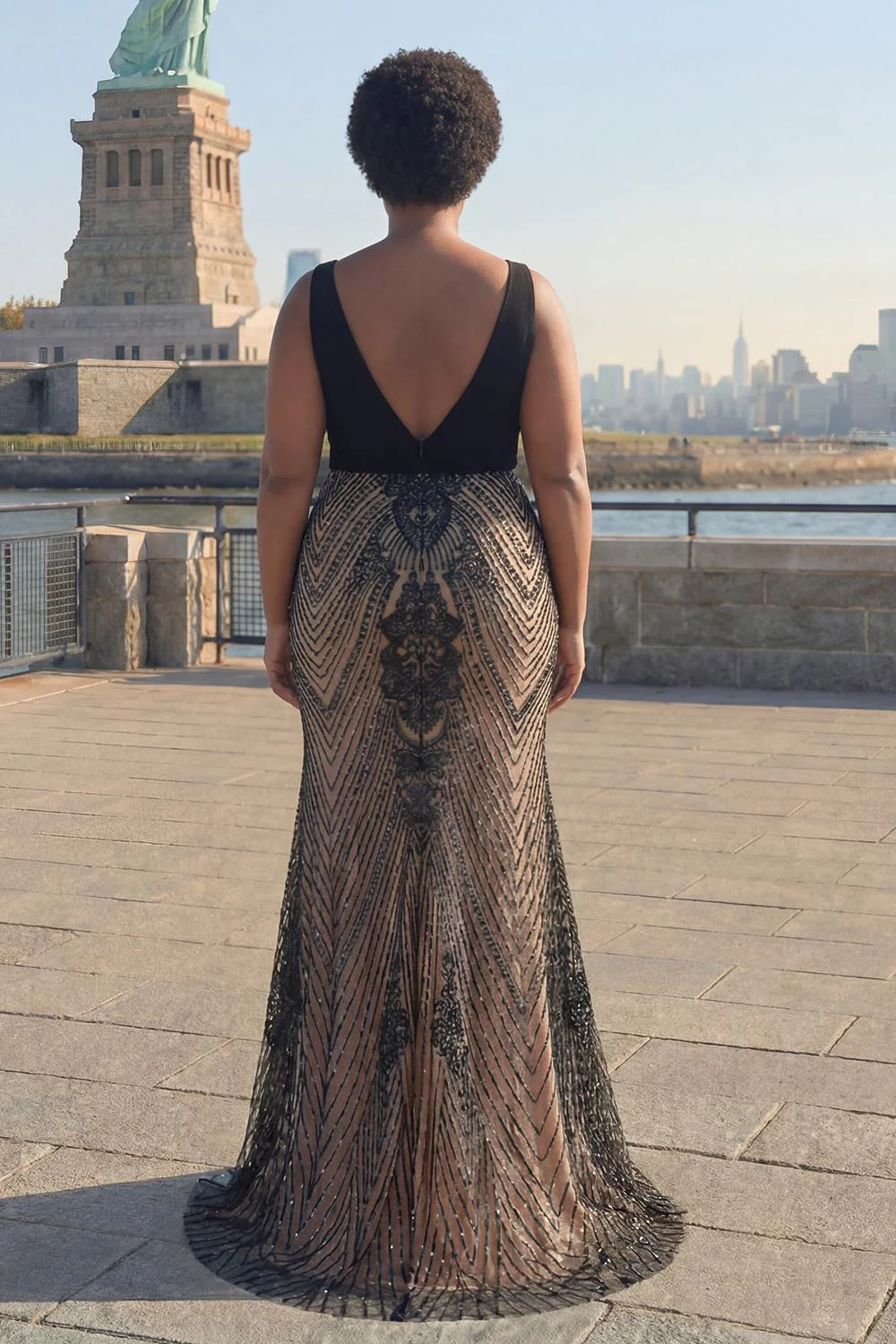 Długa sukienka na studniówkę z głębokim dekoltem w serek Black Mermaid i odkrytymi plecami - Image 2