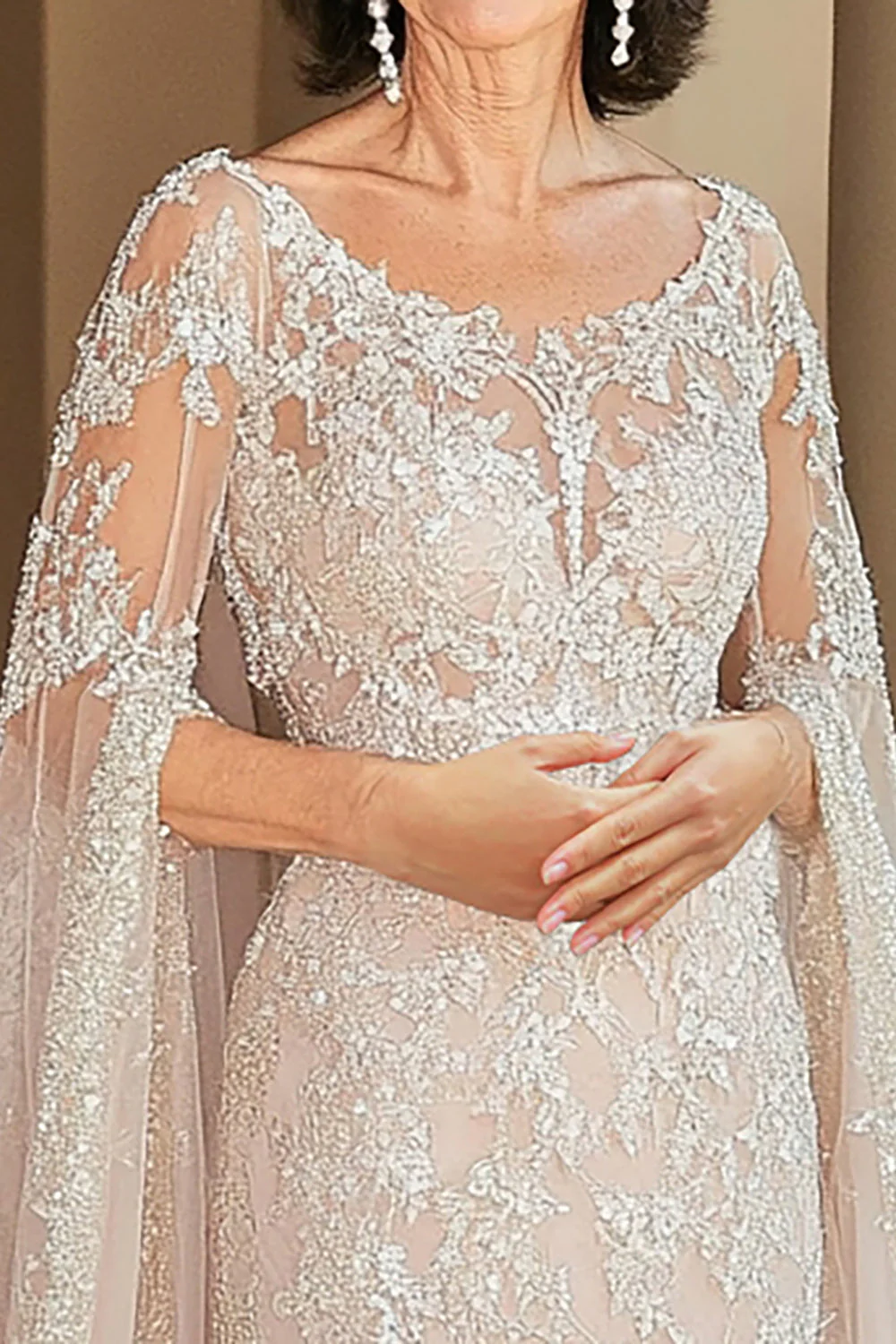 Elegancka beżowa sukienka z kapturkiem dla matki panny młodej z koronkowymi aplikacjami - Image 2