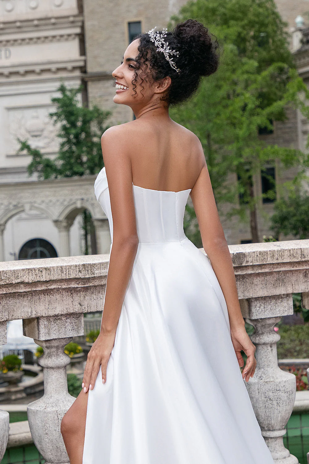 Elegancka biała linia A Line Plisowana suknia ślubna z gorsetem z rozcięciem - Image 5