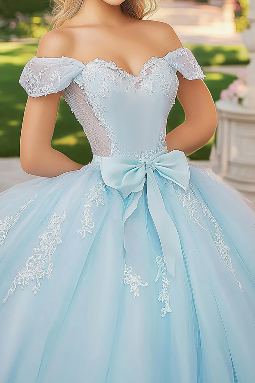 Elegancka błękitna suknia balowa z odkrytymi ramionami tiulowa sukienka quinceanera z kokardą - Image 2