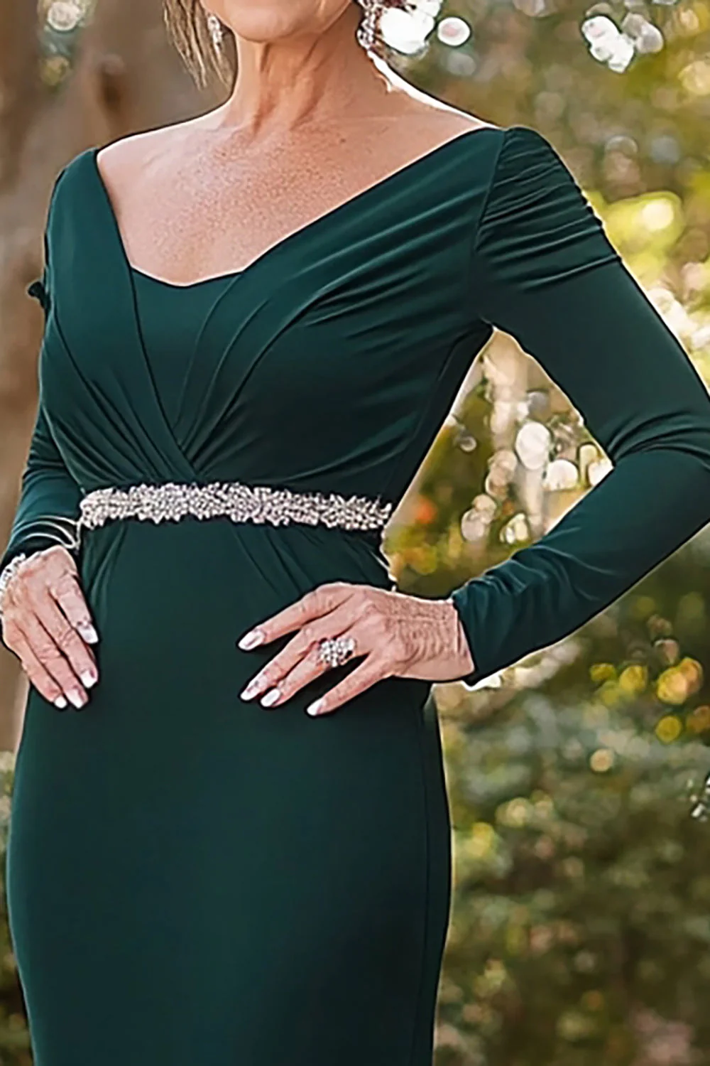 Elegancka ciemnozielona sukienka z długim rękawem dla matki panny młodej z koralikami - Image 2