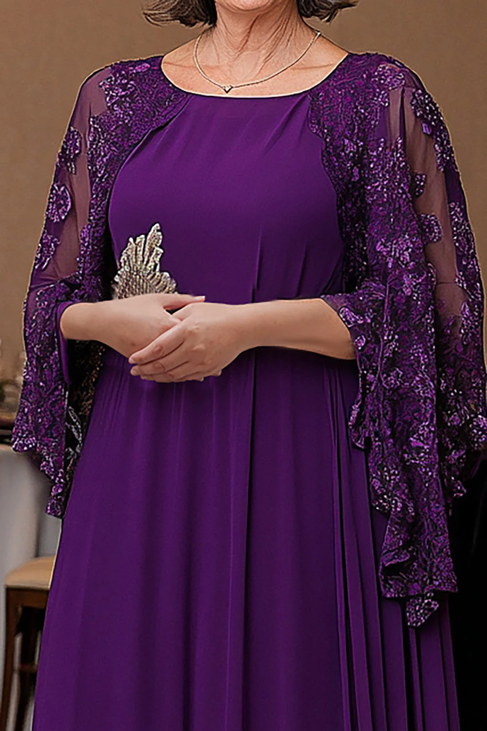 Elegancka fioletowa szalowa sukienka z rękawem dla matki panny młodej z aplikacjami - Image 2