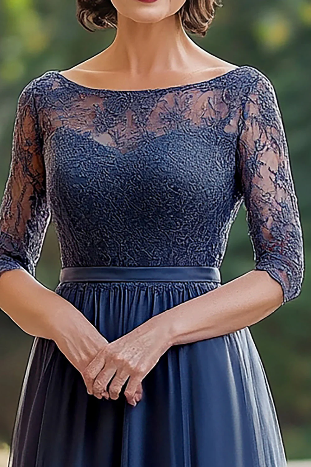 Elegancka granatowa koronkowa sukienka dla matki panny młodej z rękawem 3/4 - Image 2