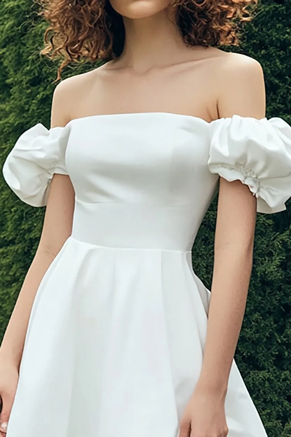 Elegancka linia A Off the shoulder bufiaste rękawy Do kolan Mała Biała Sukienka Dyplomowa - Image 2