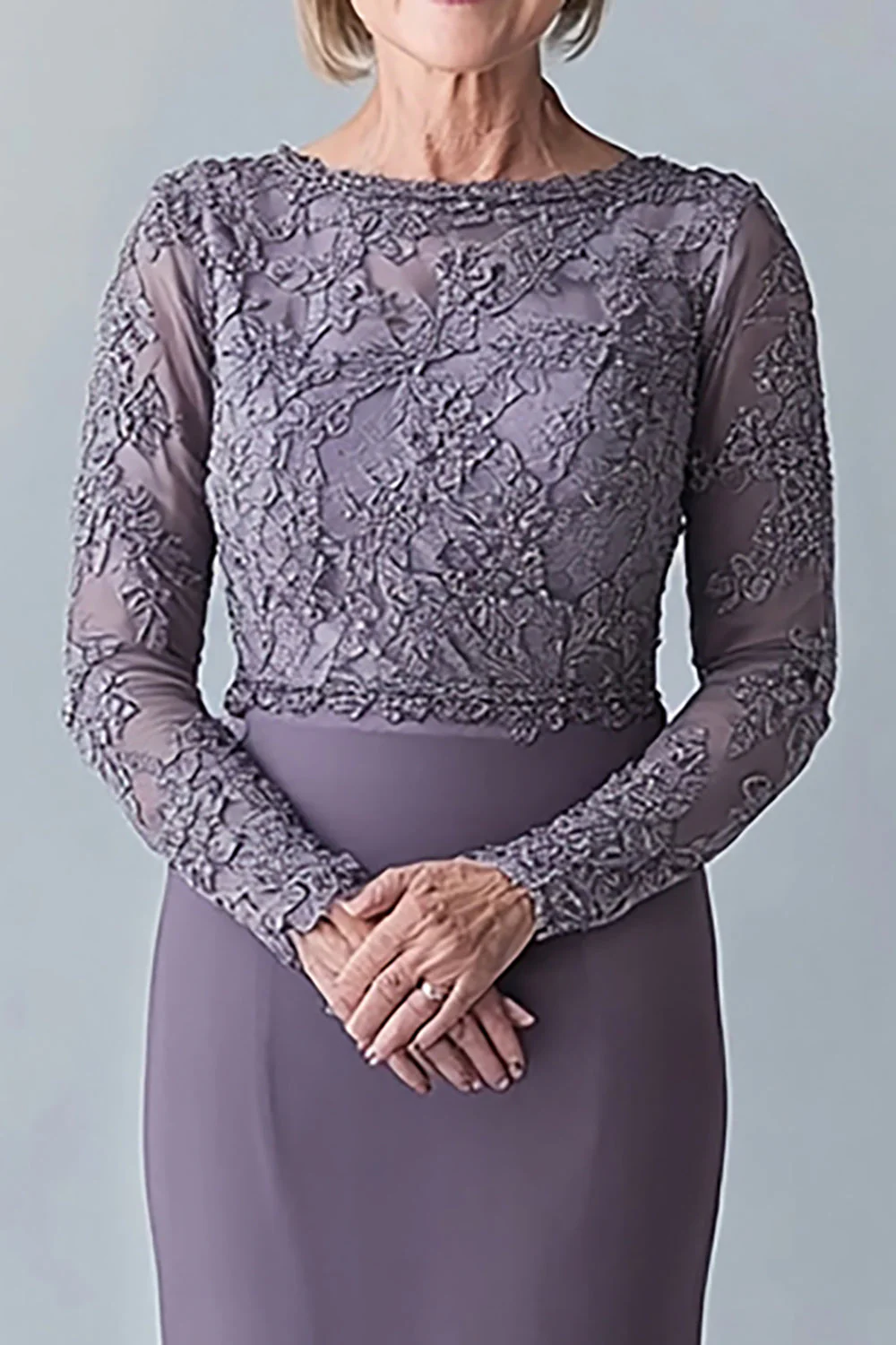 Elegancka stalowo-szara sukienka bodycon dla matki panny młodej z koronkowymi aplikacjami - Image 2