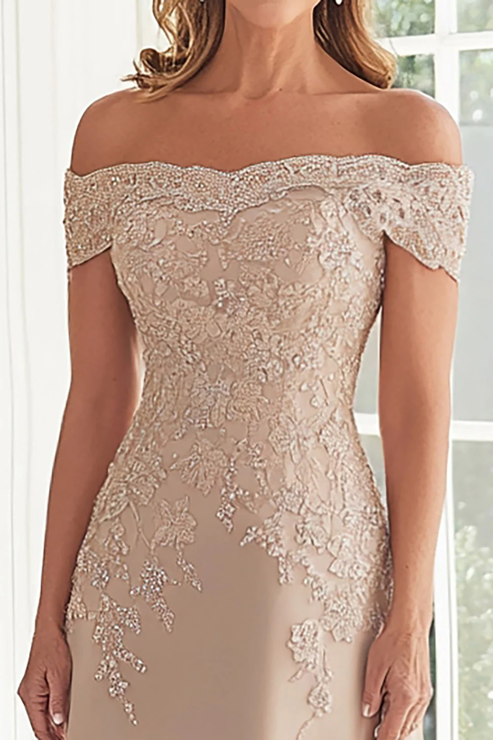 Elegancka Taupe Off Off Shoulder Szyfonowa Pochwa Długa Matka Panny Młodej z Koronkowymi Aplikacjami - Image 2