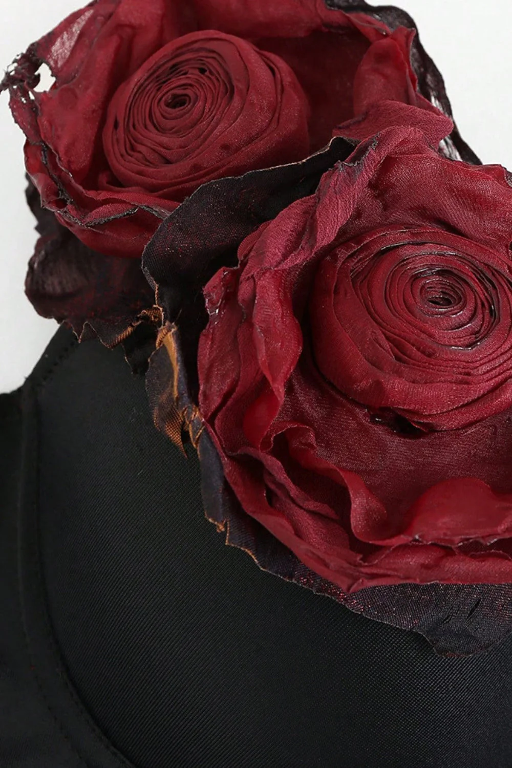 Elegancki crop top z czerwonym kwiatem - Image 3
