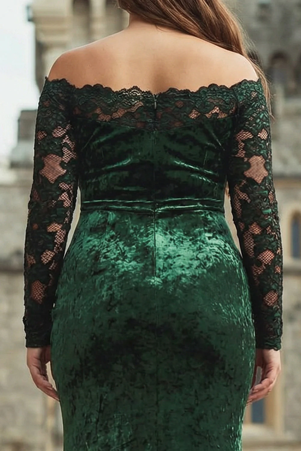 Formalna sukienka w rozmiarze plus size z aksamitną koronką z odsłoniętymi ramionami i długimi rękawami - Image 4