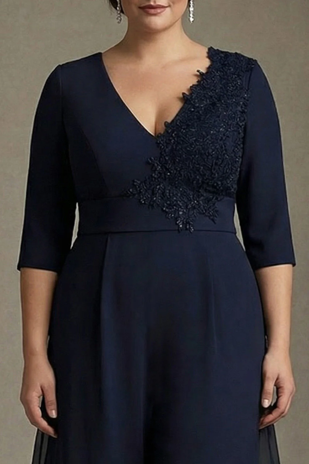Granatowa sukienka matki panny młodej w rozmiarze plus size z dekoltem w serek i aplikacjami - Image 2