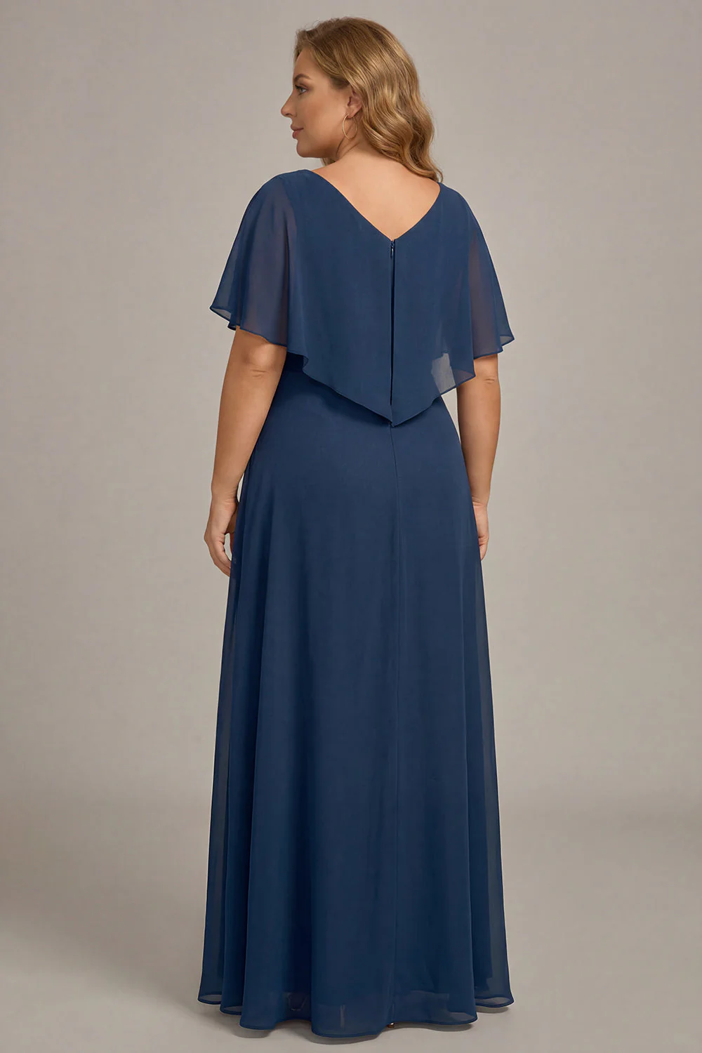 Granatowa sukienka matki panny młodej z szyfonem w rozmiarze plus size z falbanami - Image 2