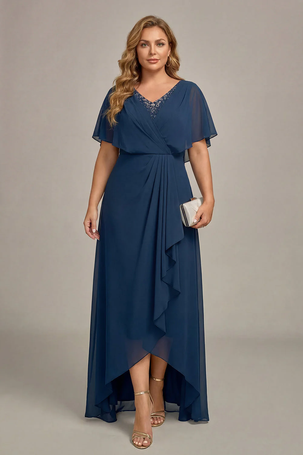 Granatowa sukienka matki panny młodej z szyfonem w rozmiarze plus size z falbanami - Image 3