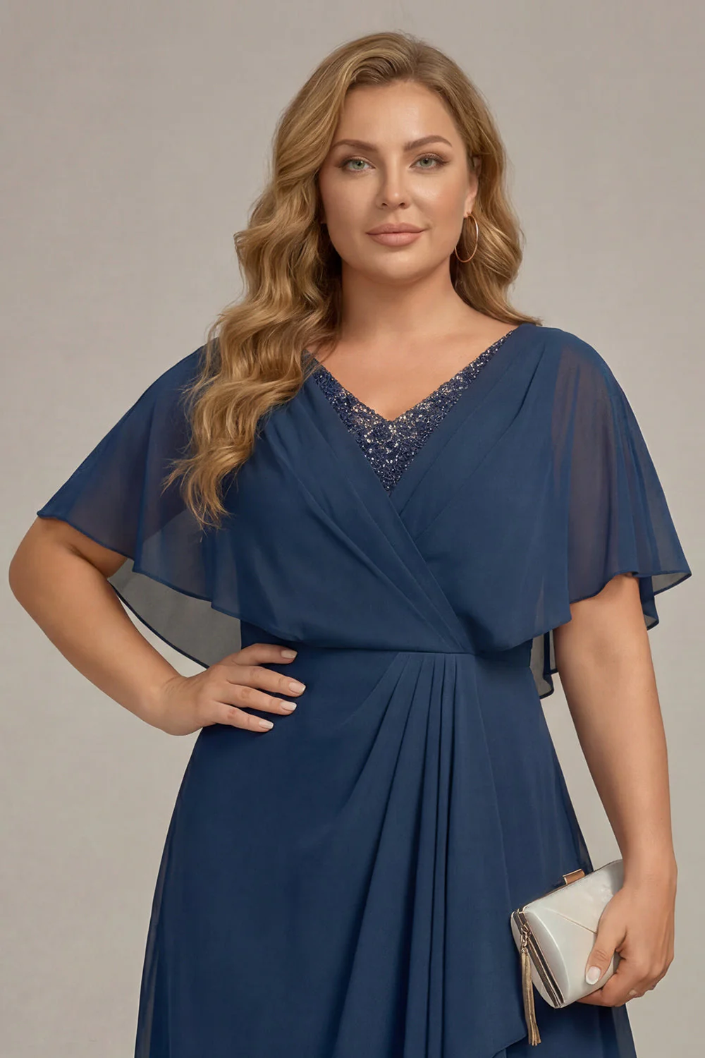 Granatowa sukienka matki panny młodej z szyfonem w rozmiarze plus size z falbanami - Image 4