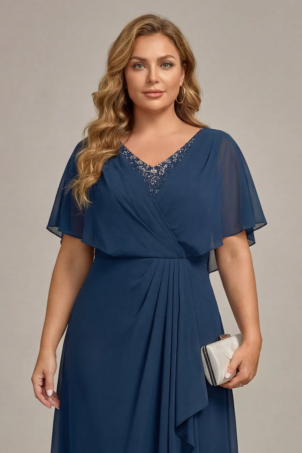 Granatowa sukienka matki panny młodej z szyfonem w rozmiarze plus size z falbanami - Image 5
