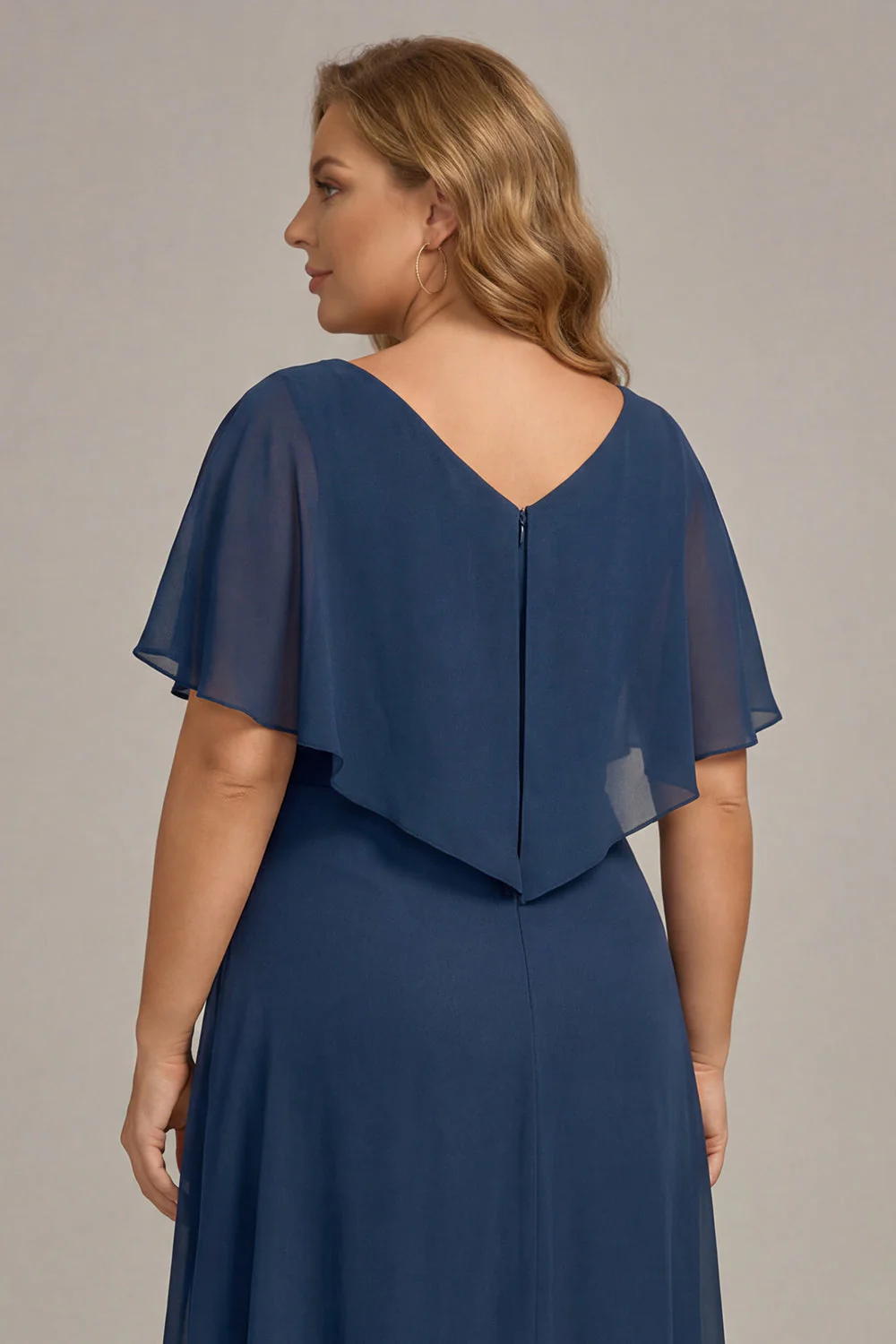 Granatowa sukienka matki panny młodej z szyfonem w rozmiarze plus size z falbanami - Image 6