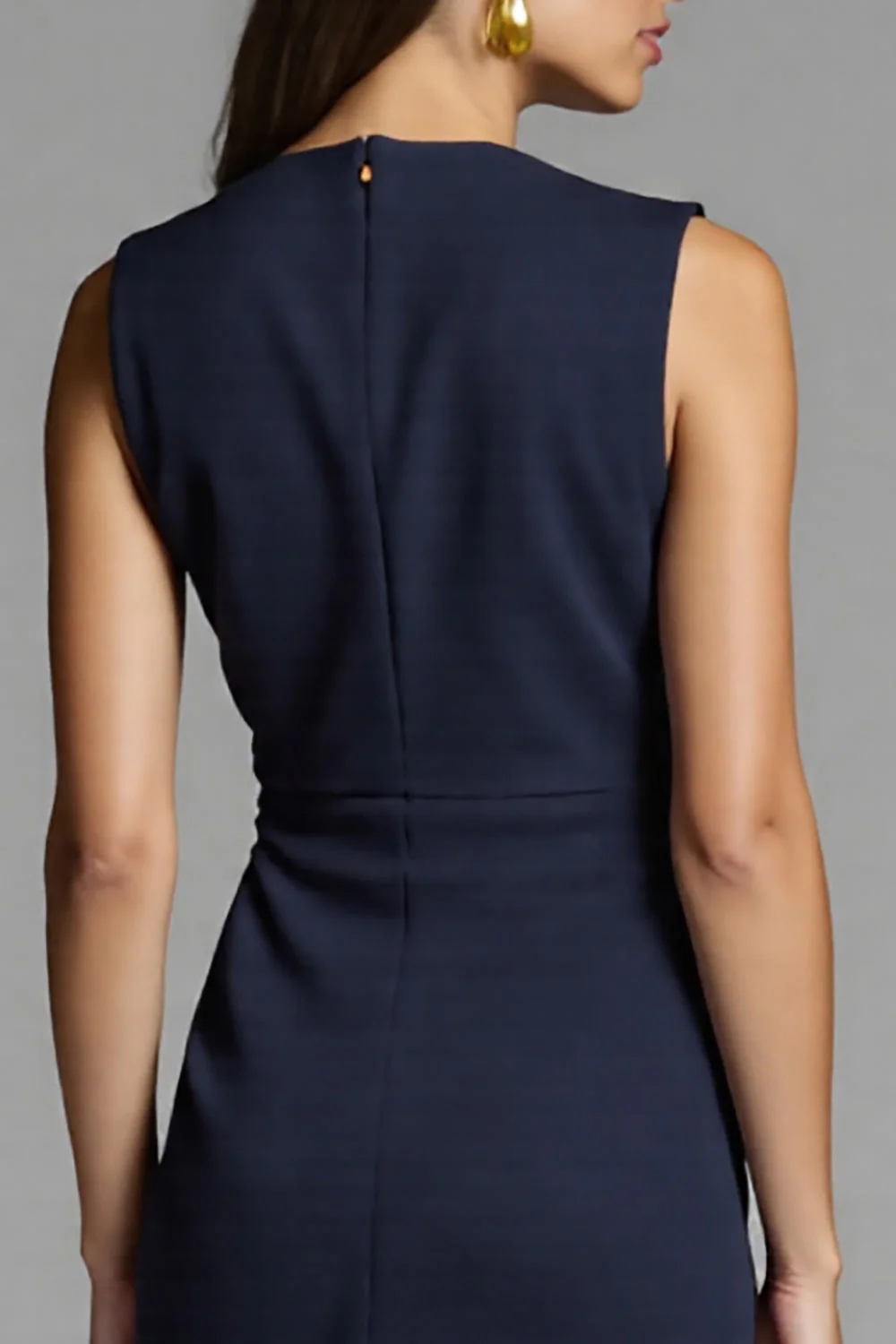 Granatowa sukienka robocza bodycon z marszczeniami - Image 4